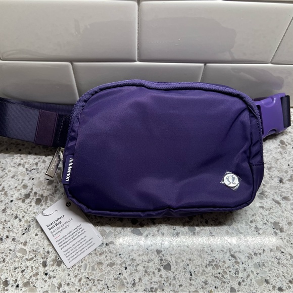 NWT lululemon 1L everywhere Belt Bag Dark purple - Picture 1 of 4